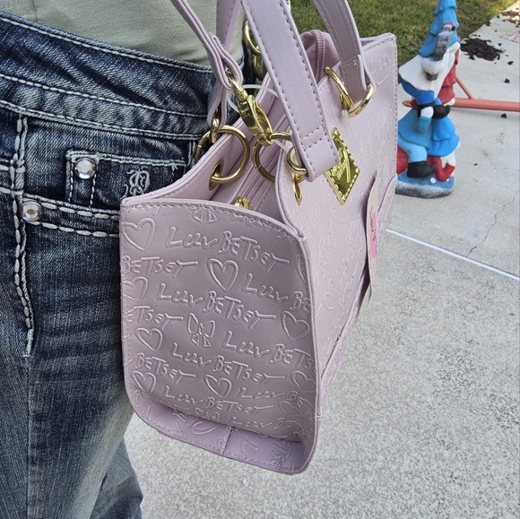 BETSEY JOHNSON LIGHT PINK EMBOSSED LOGO LUV BETSEY SATCHEL w/GROMMETS - Picture 3 of 6